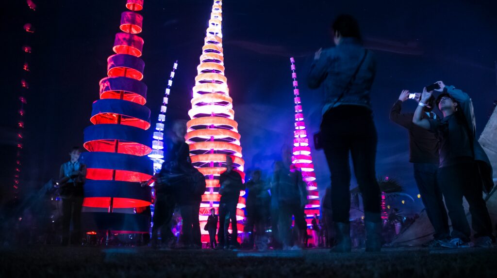 L'atmosfera del Coachella Festival. Photo credits: Andrew Ruiz at Unsplash.