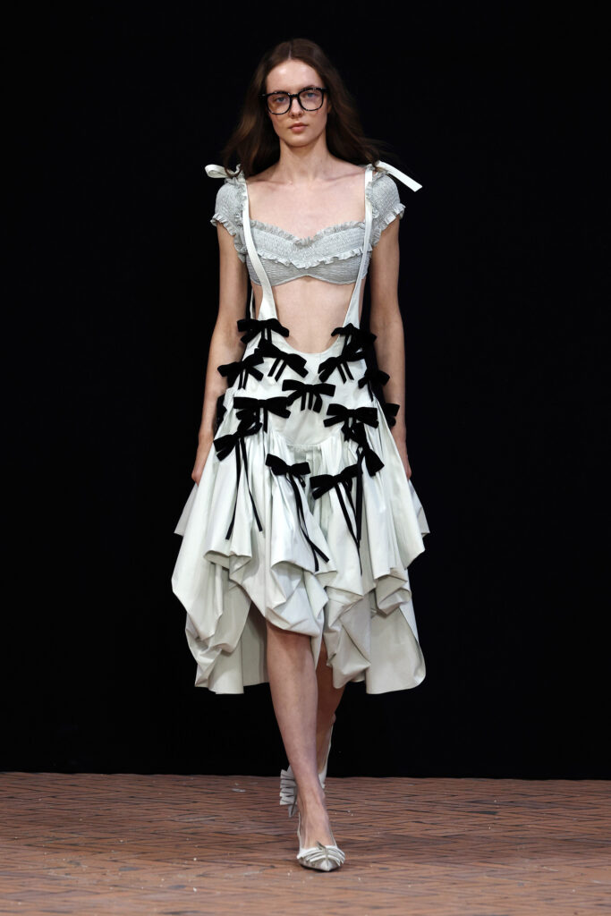 Un look della collezione Primavera/Estate 2027 “Insieme con Amore” di CHEN. Photo courtesy: JMO STUDIO