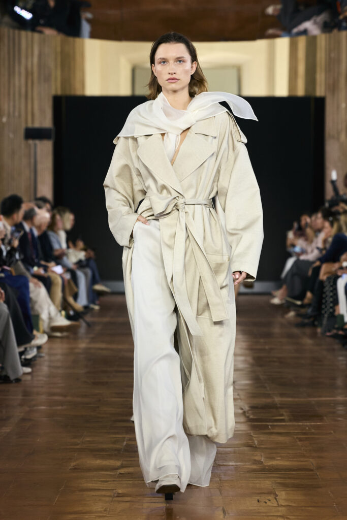 Un look della collezione Laurèl Primavera Estate 2027 “Layers of Time”. Photo courtesy: Map Communication per Laurèl 