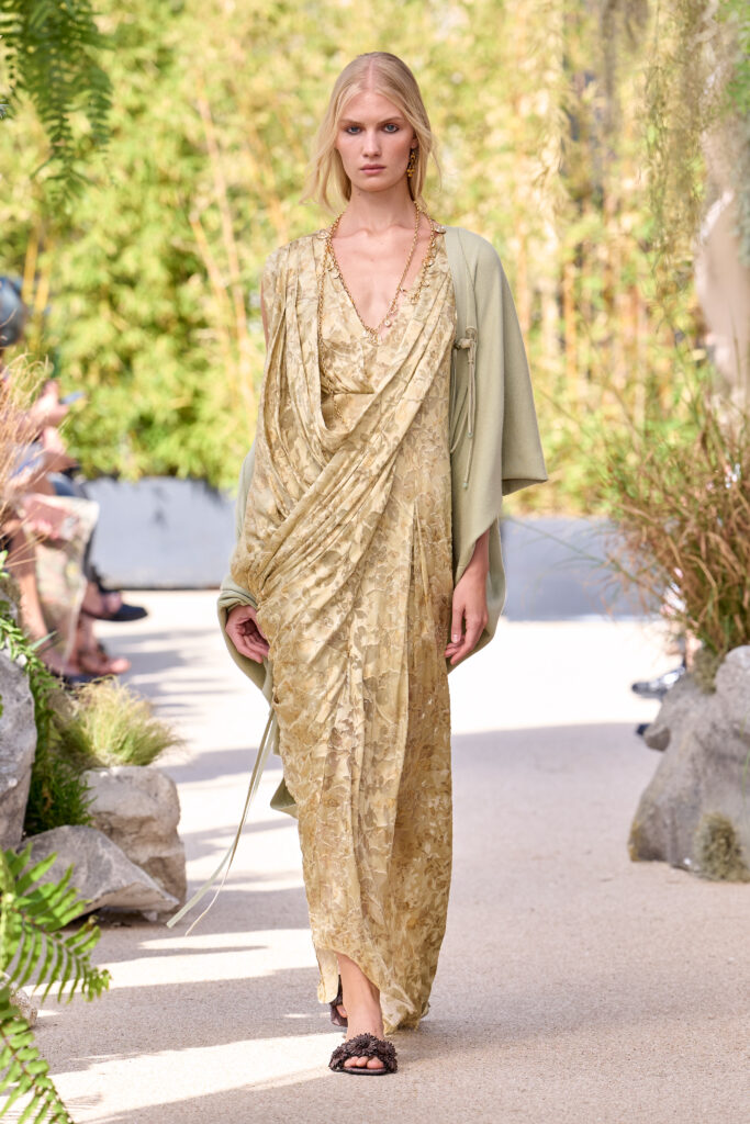 Un look della collezione SS 2027 di SARAWONG. Photo credits: Launchmetrics Spotlight.. Courtesy: Poly Global Advisory