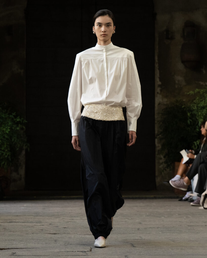 Un look della collezione Vivetta Primavera/Estate 2027. Photo courtesy: e plus e Studio