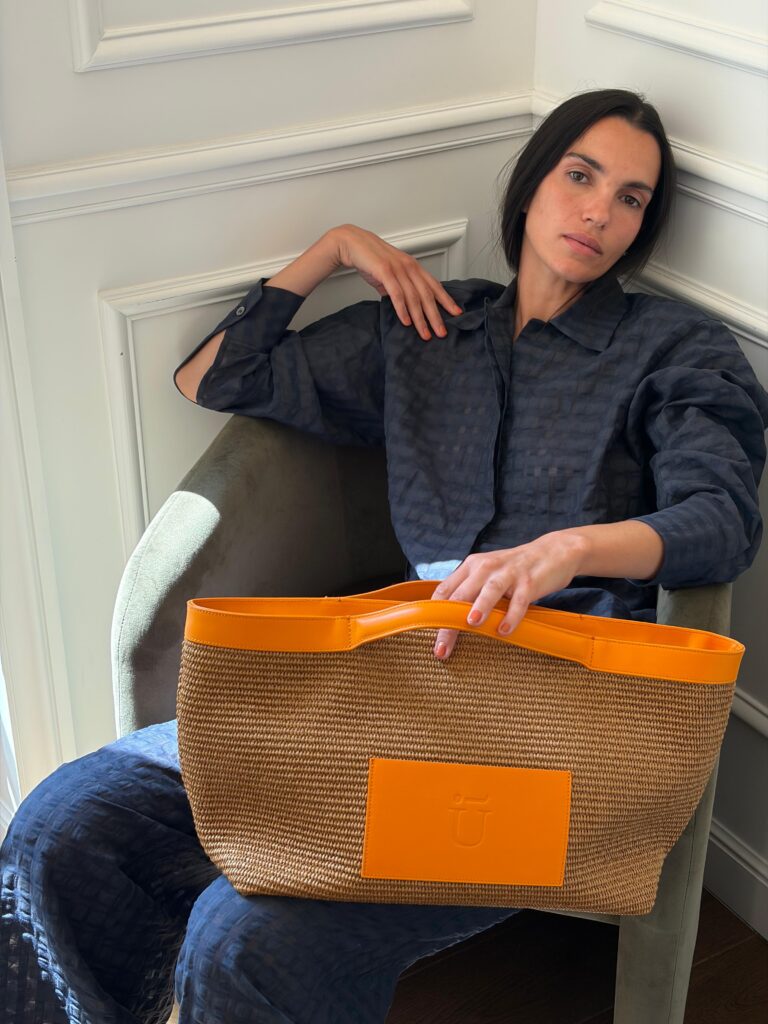 Un look della collezione Mantu SS 2027 con una delle borse GAVI create per completare gli outfit. Photo courtesy: e plus e Studio per Mantu