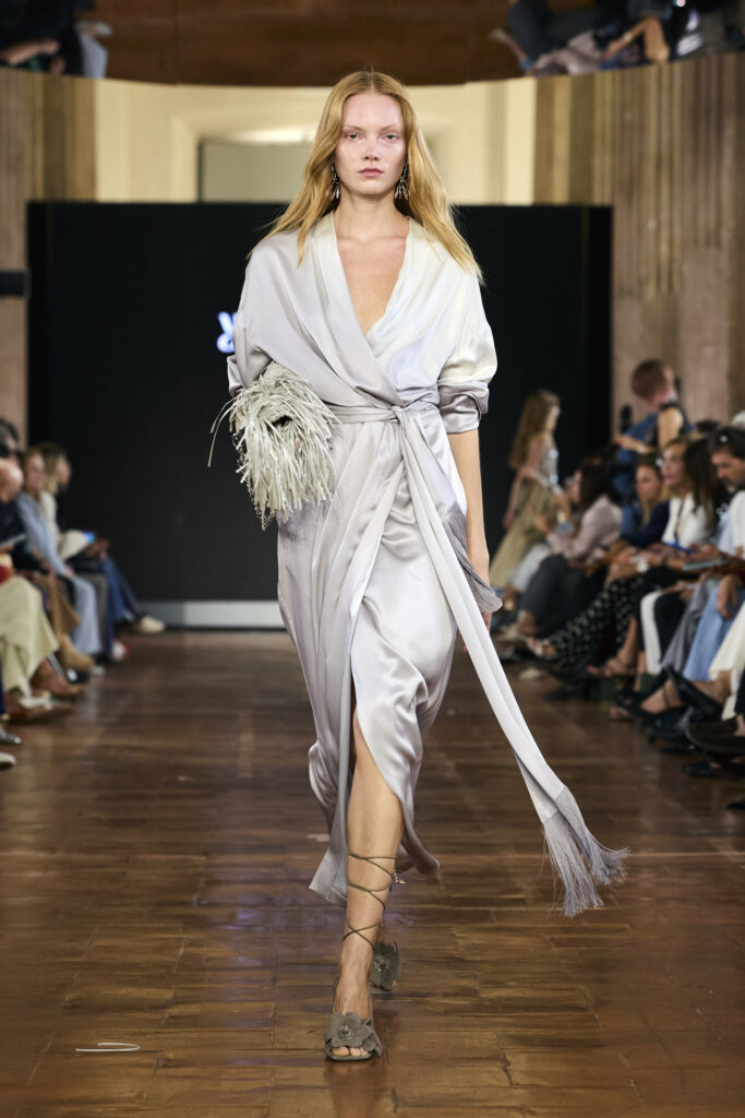 Un look della collezione “Nature Imprint” per la PE 2027 di YNER. Photo courtesy: Map Communication